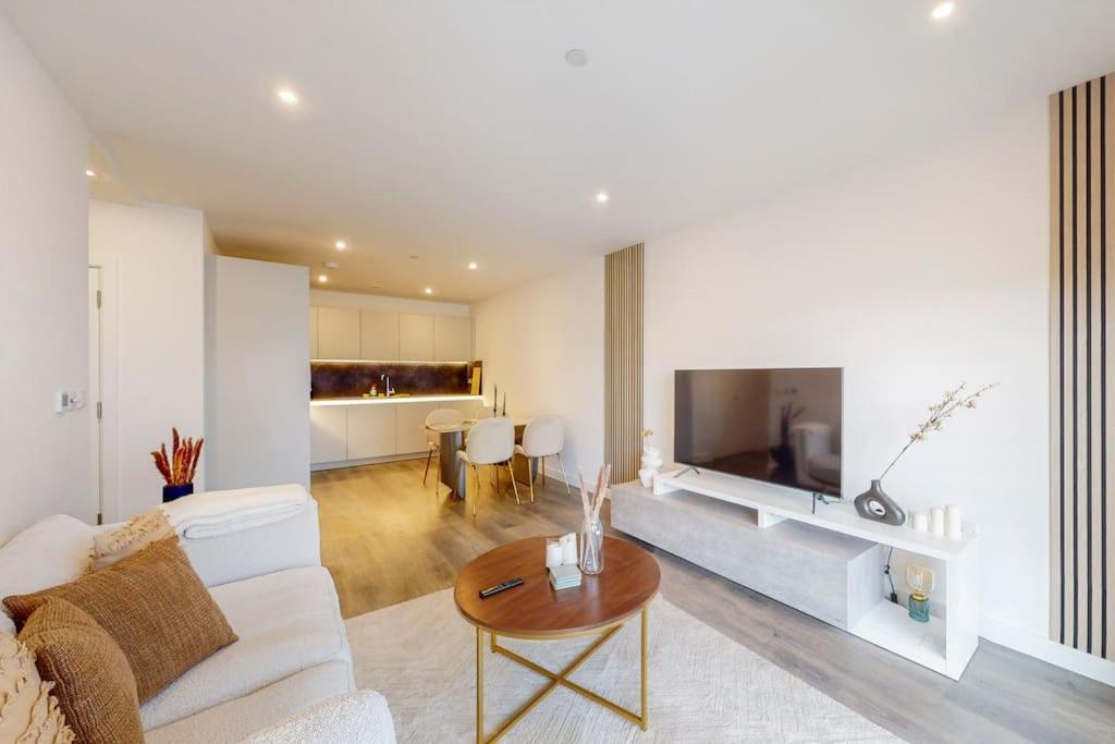 Modernistic 2 Bed - 2 Bath Flat Near Apartament