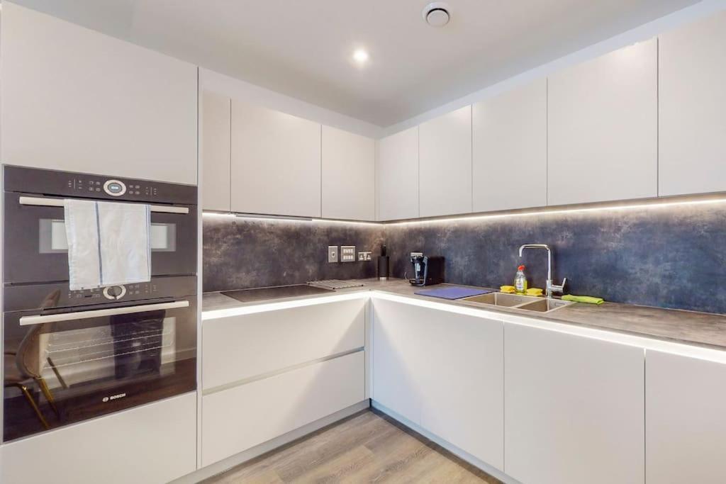 Modernistic 2 Bed - 2 Bath Flat Near Apartament *