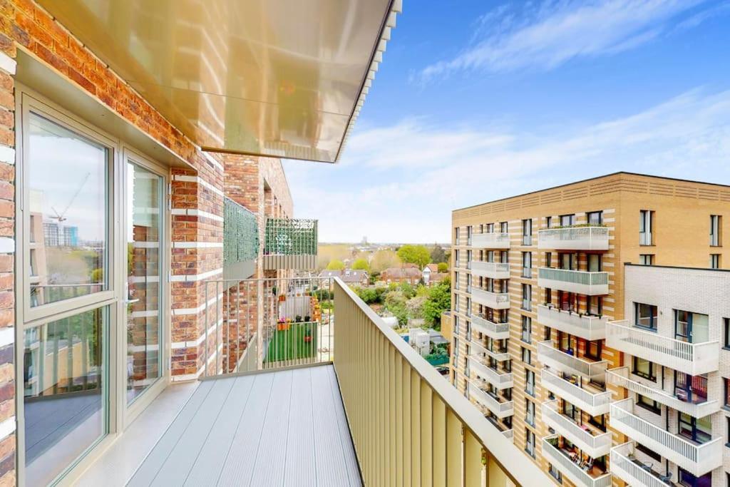 Modernistic 2 Bed - 2 Bath Flat Near Londra